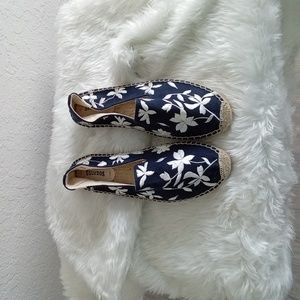 NWOT blue and white floral wedged shoes by Soludos size 11